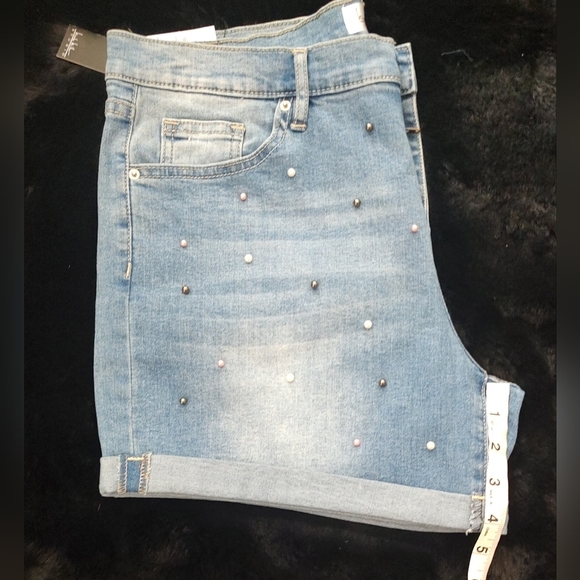 NICOLE Miller Cuffed Mid Rise Jean Shorts with Multi Color Pearls NWT Sz… - Picture 4 of 9
